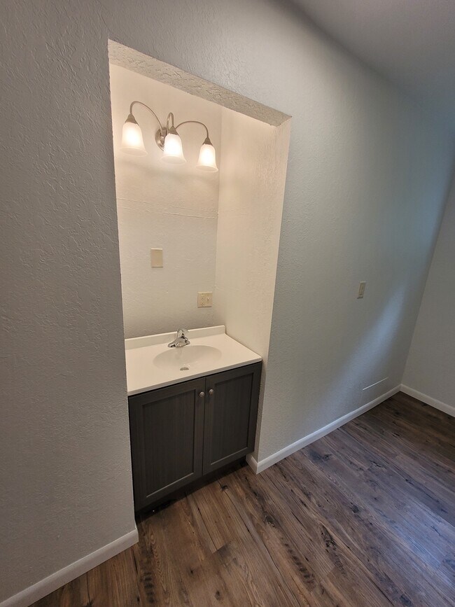 Building Photo - 711 E 10th St N