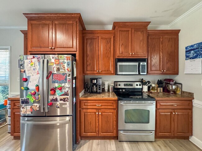 Building Photo - Well-Maintained 4 Bed 2.5 Bath Home with a Pool