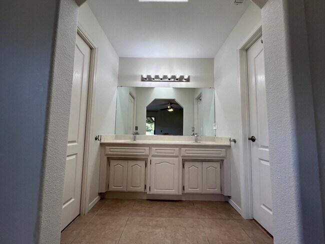 Building Photo - 946 St Ann Dr