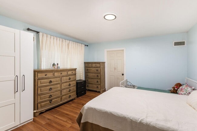 Building Photo - 711 Country Club Rd