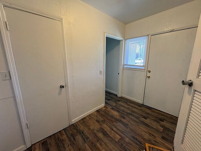 Building Photo - Cozy Home On Spacious Corner Lot Available Now in Dinuba CA!