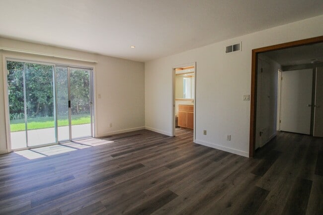 Building Photo - 298 Country Club Dr