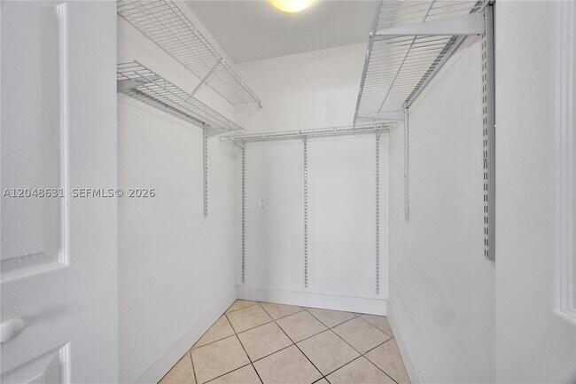 Building Photo - 2734 Bird 301