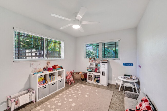 Building Photo - 929 SW 18th Ct