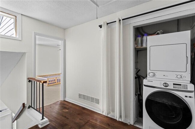 Building Photo - 1028 Riverbend Club Dr SE