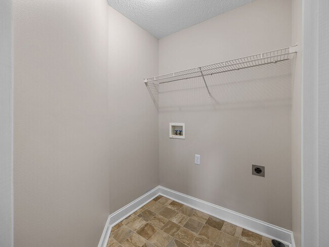 Building Photo - Freshly Renovated 2 BR, 2.5 BA Townhome Ce...