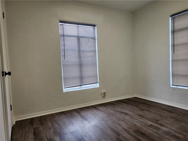 Building Photo - 415 W Poplar St