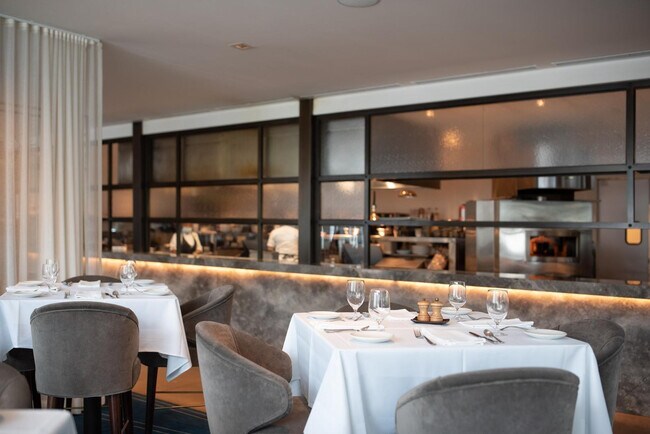 Building Photo - 5455 E Lincoln Dr