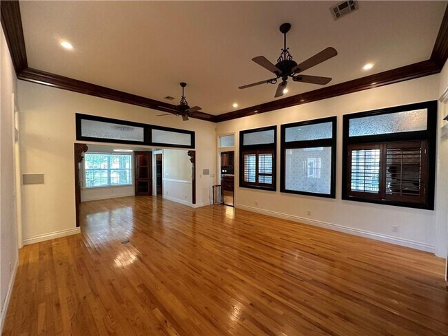 Building Photo - Prime Location 4 Bedroom 3 1/2 bath 2 garages!