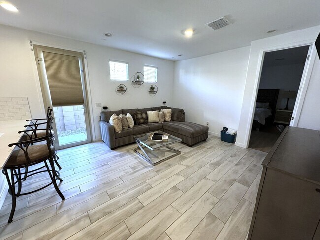 Building Photo - 2024 Beautiful Furnished 3 Bedroom 2 Bath with Private Suite near Sports Venues