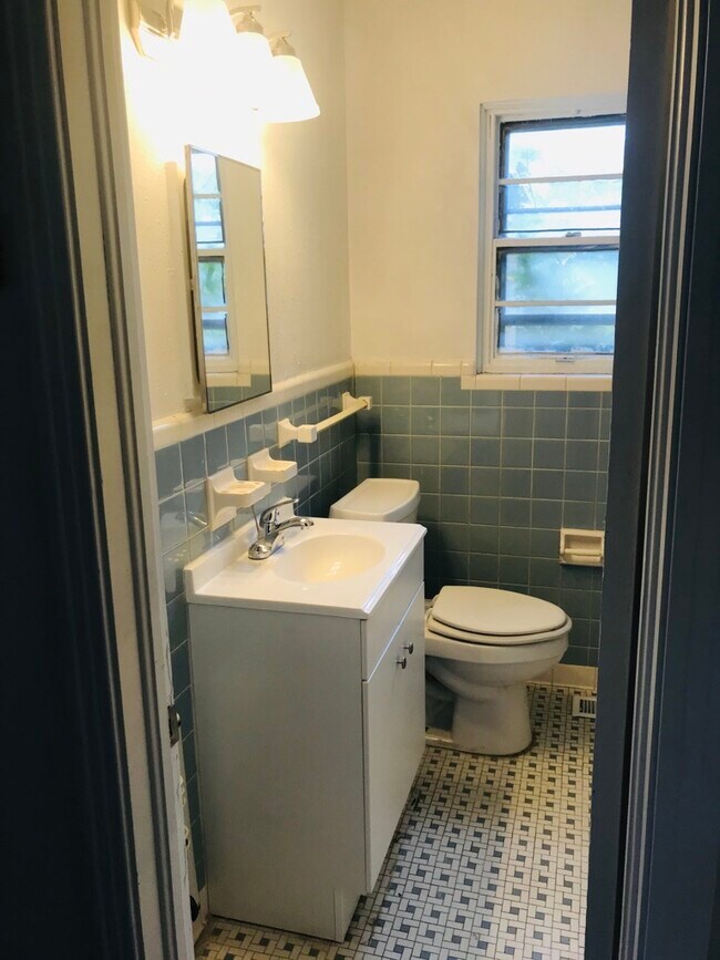 Building Photo - 1416 NE 39th St