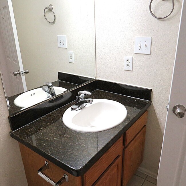 Building Photo - FREE RENT UNTIL THE END OF THE MONTH!!!