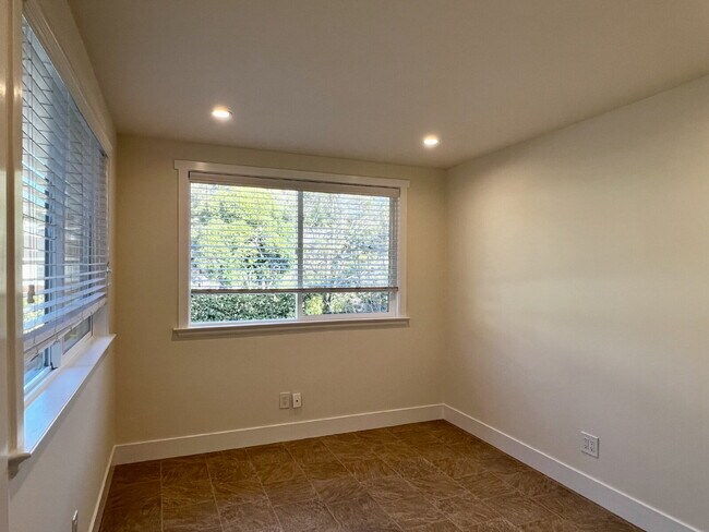 Building Photo - Bright and Spacious 5 Bedroom Home in San Anselmo