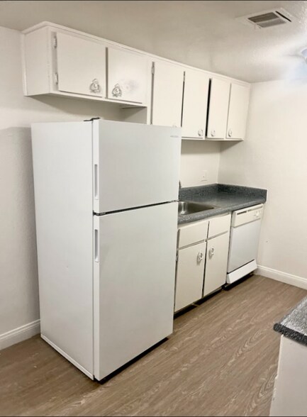 Building Photo - 1750 Karen Ave