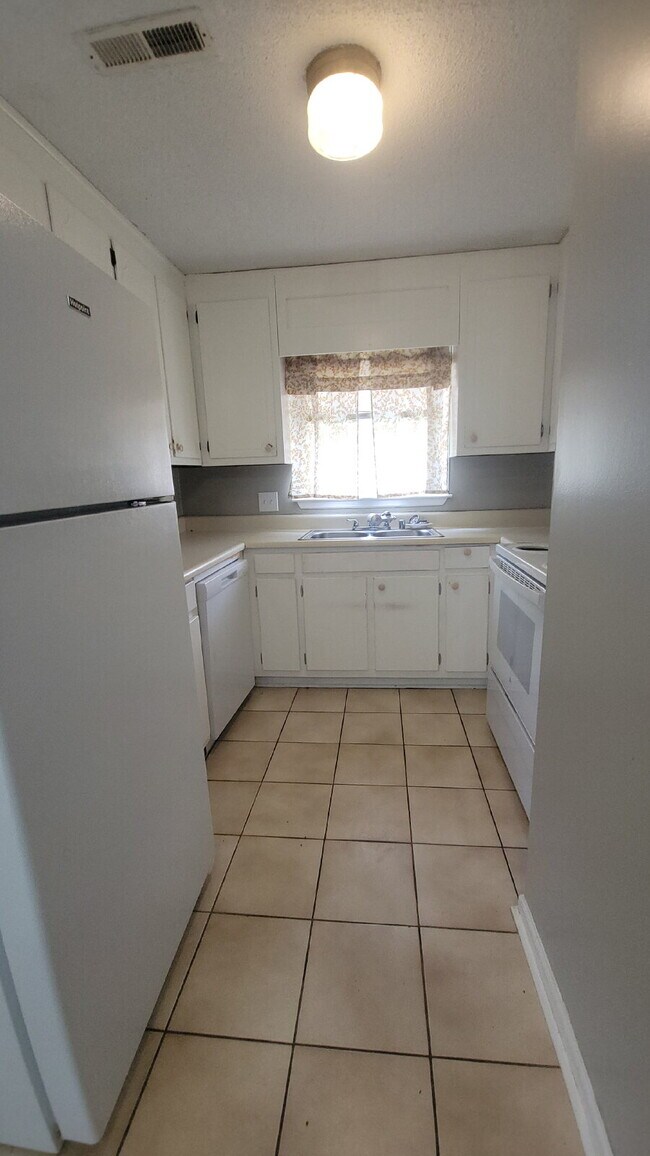 Building Photo - "Charming 2-Bed, 2-Bath Haven in Huntsville – Your Perfect Retreat Awaits!"