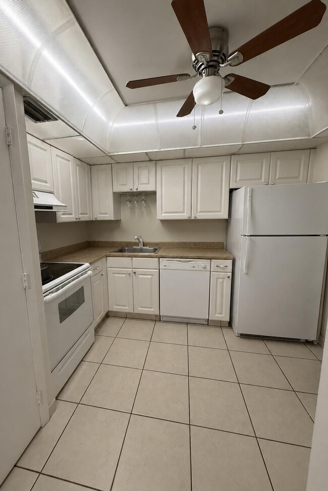 Building Photo - 4168 Inverrary Dr
