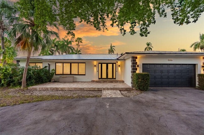 Building Photo - 1141 N North Lake Dr