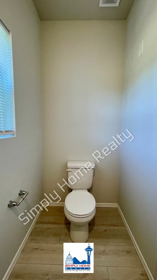Building Photo - Step Inside to a Townhome Made for Easy Living!