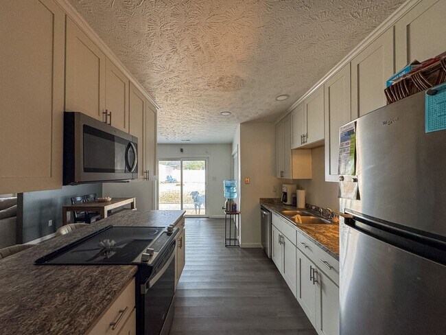 Building Photo - Charming 3 Bed 2 Bath Home with Fenced Yard