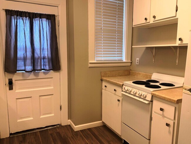 Building Photo - 950