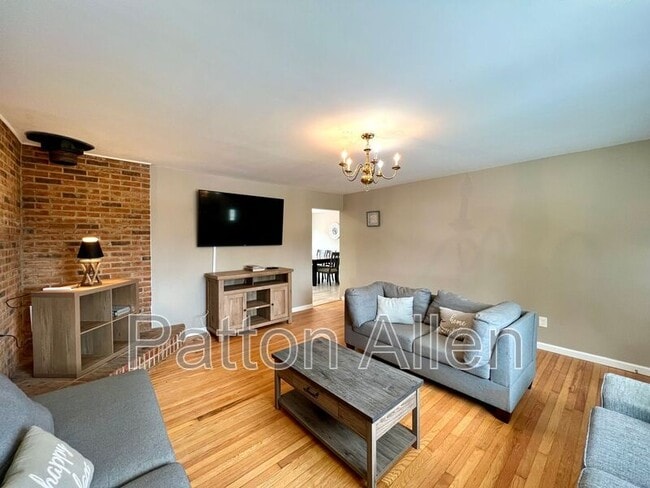 Building Photo - 63 Ben Lippen Rd