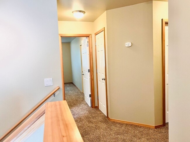 Building Photo - Enormous 4 Bed 2.5Bath + Bonus Room Great Lacey Neighborhood