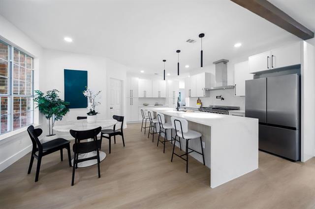 Building Photo - 7505 Larchmont Dr