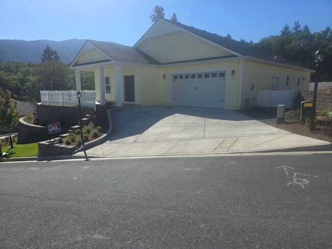 Building Photo - 3 bed 2 bath Brand-New Custom-Built- Home