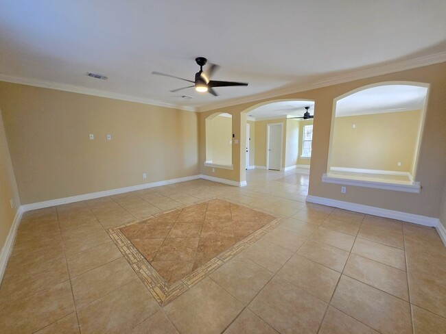 Building Photo - 2,465sf EXPANSIVE HOME IN THE HARLINGEN ME...