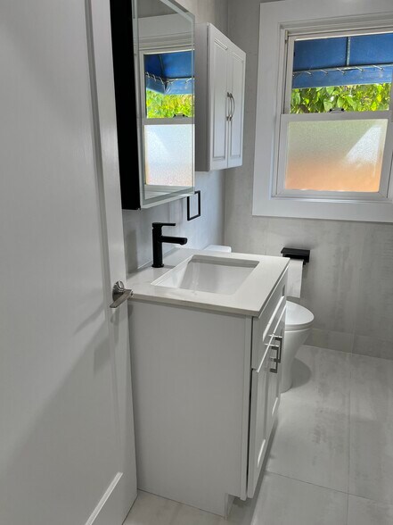 Bathroom with natural light - 2300 Pacheco St