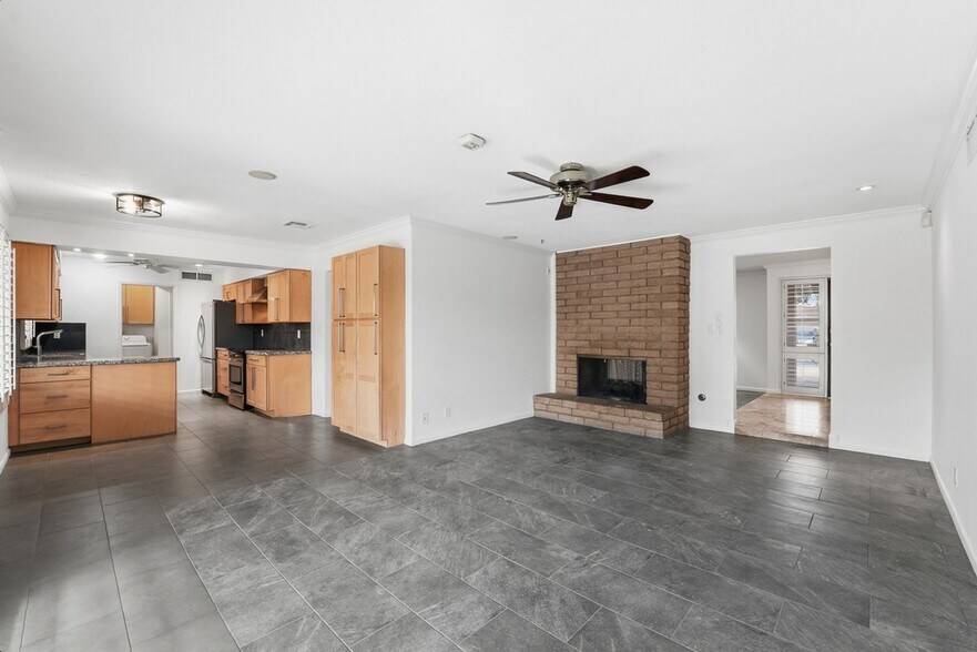 Building Photo - 2051 E Hermosa Dr