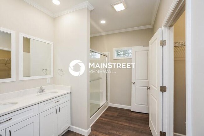 Building Photo - 2720 13th Ave S