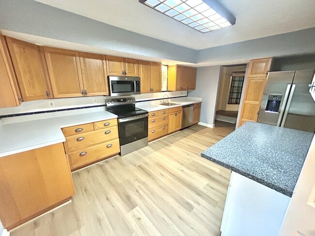 Building Photo - 15723 Edgewood Dr