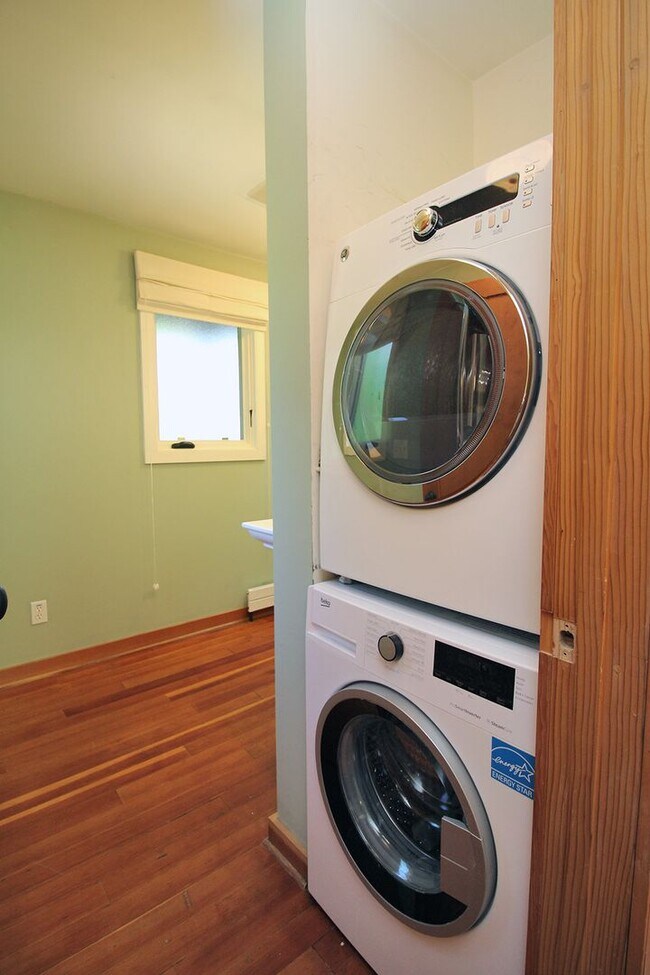 Building Photo - Beautifully Remodeled 2 Bedroom Collins View Cottage