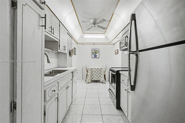 Building Photo - 4330 Hillcrest Dr