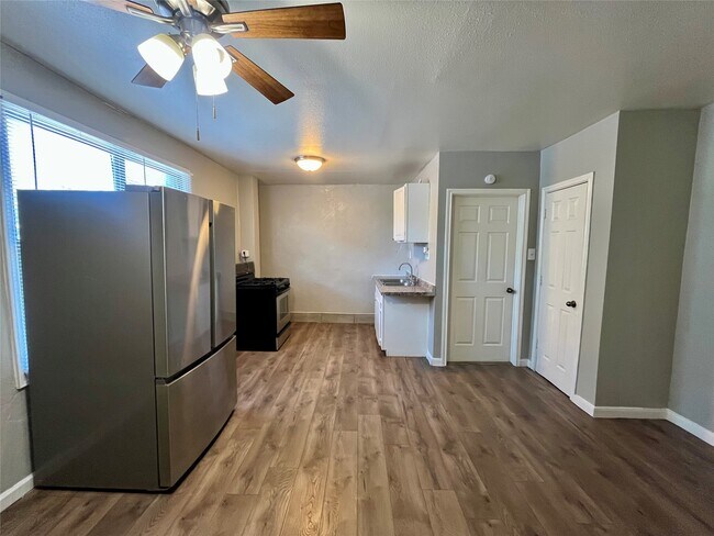 Building Photo - 2705 Lorraine St