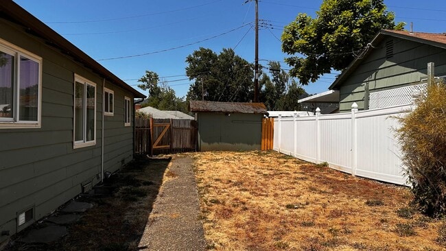 Building Photo - Two Bedroom Home with Bonus Room/Office in...