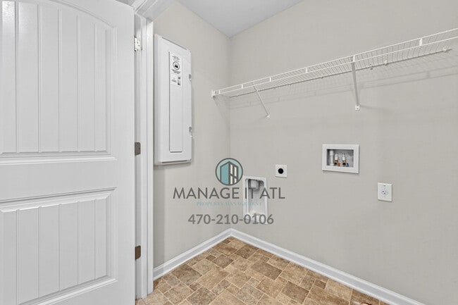 Building Photo - A beautifully maintained 3-bedroom, 3.5-ba...