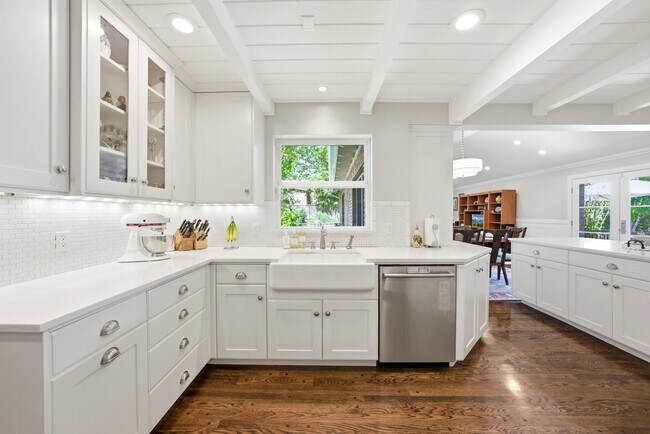 Building Photo - 2721 Wilshire Dr S