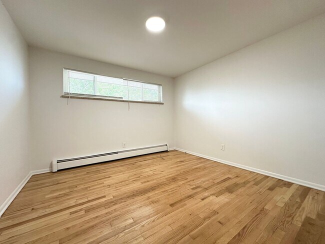 Building Photo - Large Duplex Style Home With Spacious Liva...