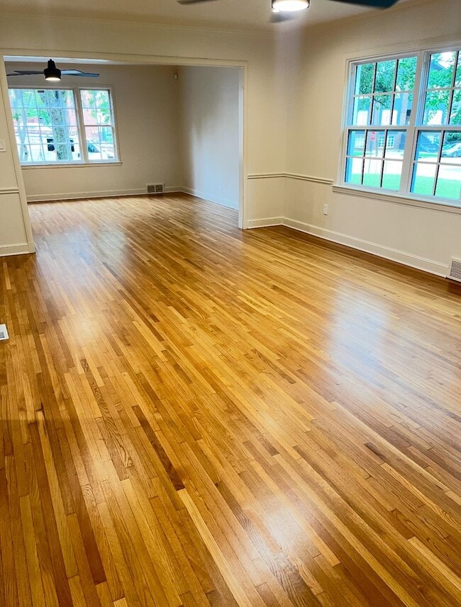Building Photo - Beautifully updated midtown charmer!