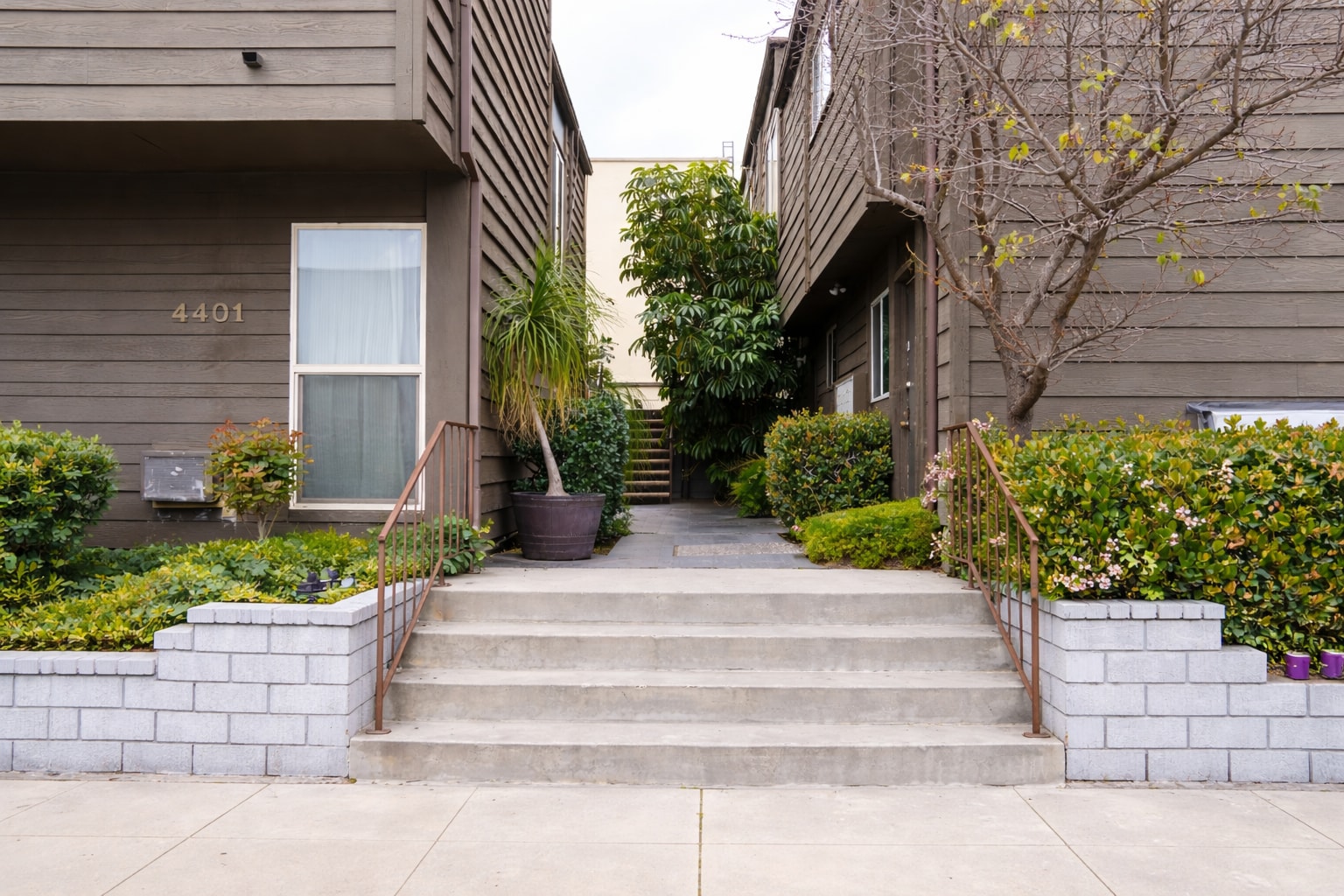 Well maintained community entrance with landscaped walkway. - 4401 Kraft Ave