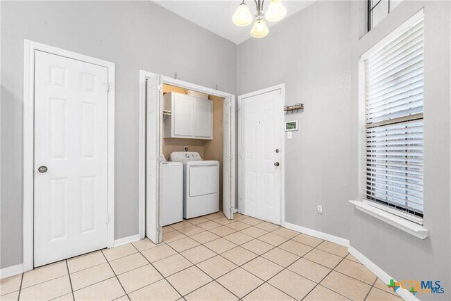 Building Photo - 605 Paintbrush Dr