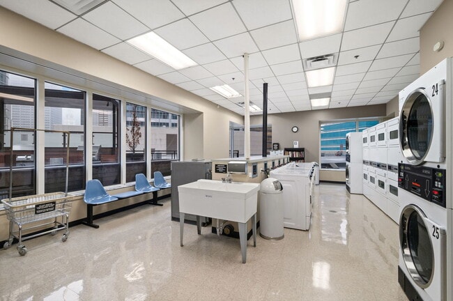 Building Photo - 512 N McClurg Ct