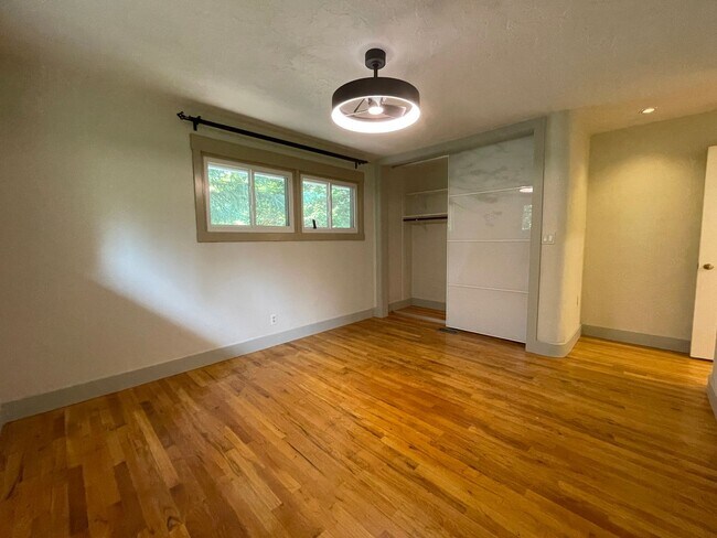 Building Photo - Lovely Lake Oswego Home with Attached Gara...
