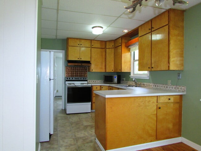 Building Photo - Beautiful Home with a Garage and Partially Fenced Yard