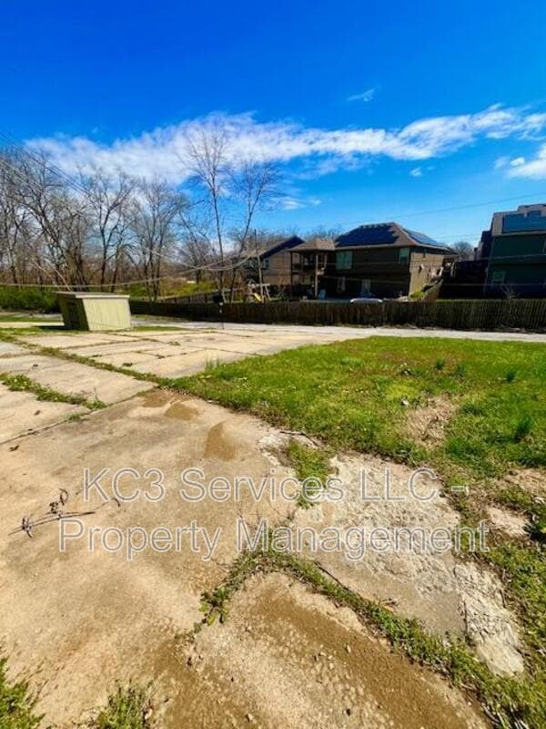 Building Photo - 5025 N Bellaire Ave