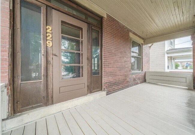 Building Photo - Incredible 6 Bedroom Home OSU Campus – Ren...