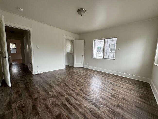Building Photo - Large centrally located unit with shared yard