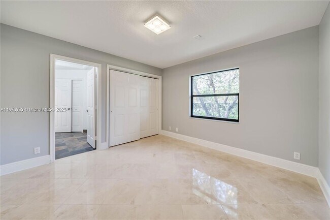 Building Photo - 1180 Manor Ct